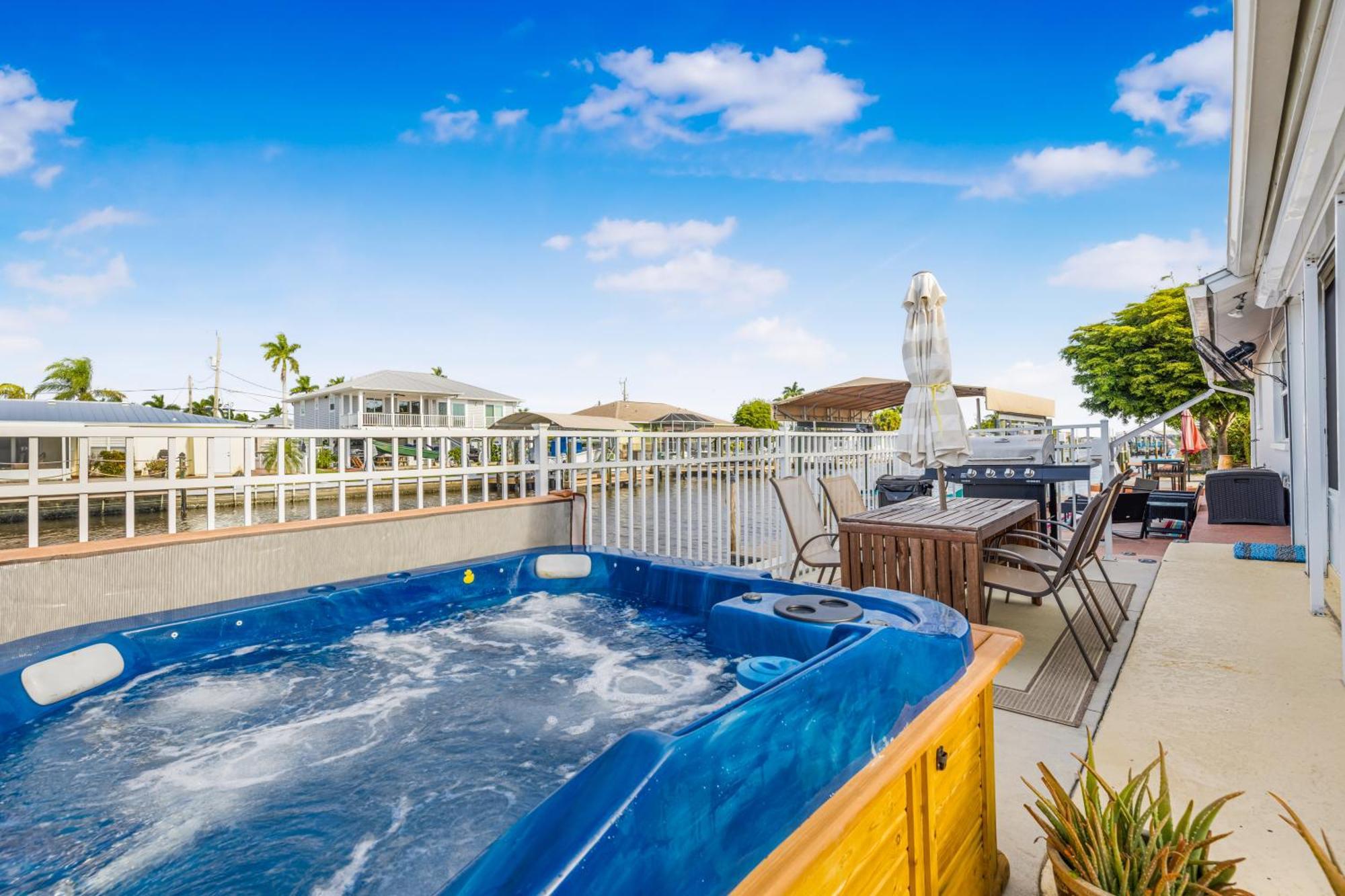 Вилла Hot Tub And Dock Gilligan'S On The Island Matlacha Экстерьер фото